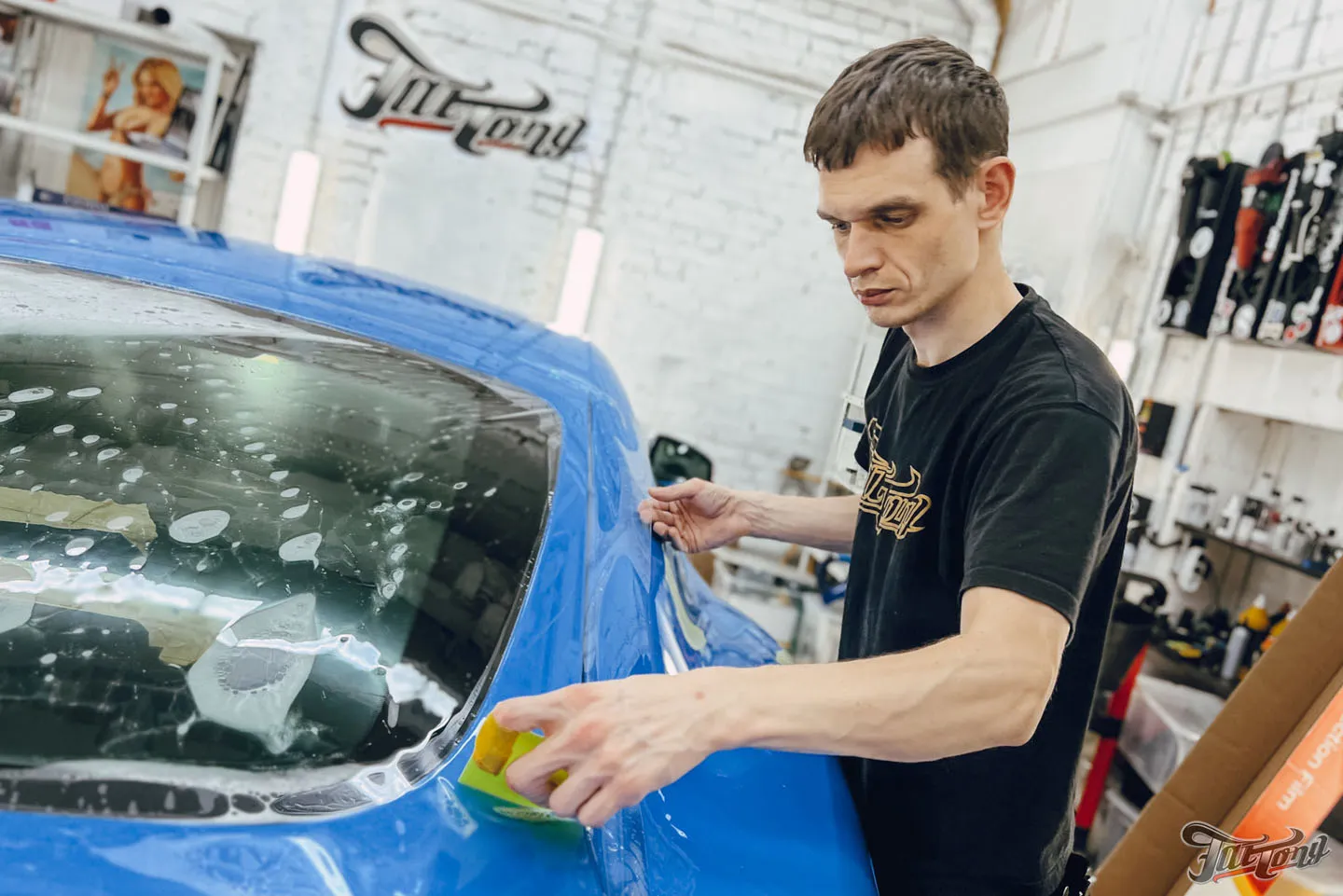 Оклеили заднюю часть Jaguar XKR-S полиуретаном, покрыли пленку керамикой, отполировали глянец в салоне
